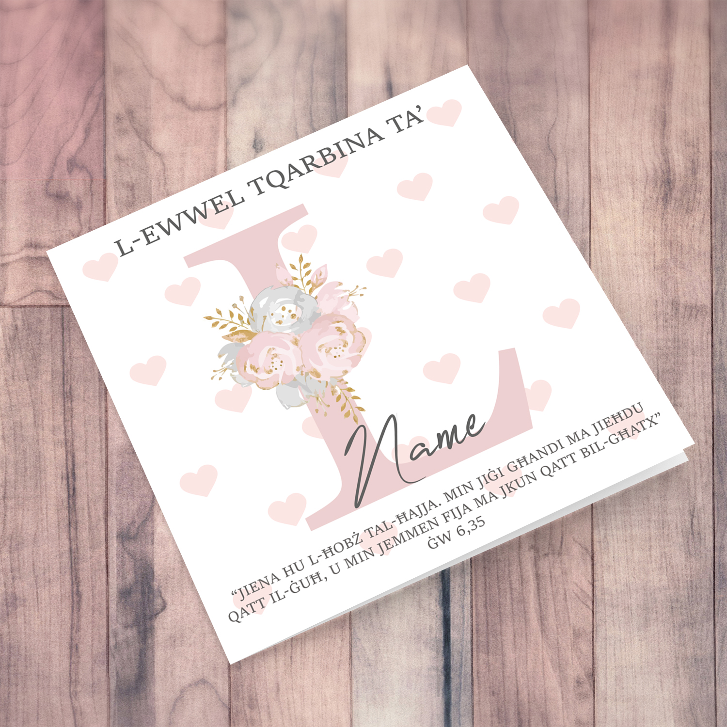 L - Initial First Holy Communion Card for Girls, with bible verse ĠW 6,35  and light pink heart background in Maltese | Witty Creations